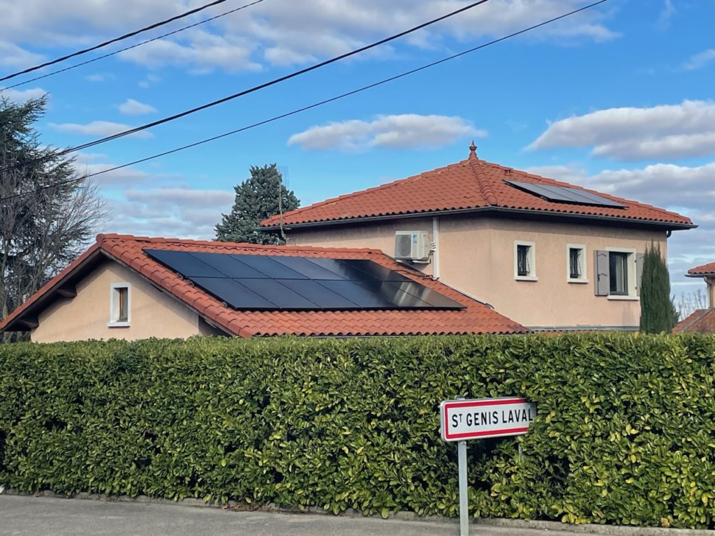 Maison avec installation de panneaux photovoltaïques