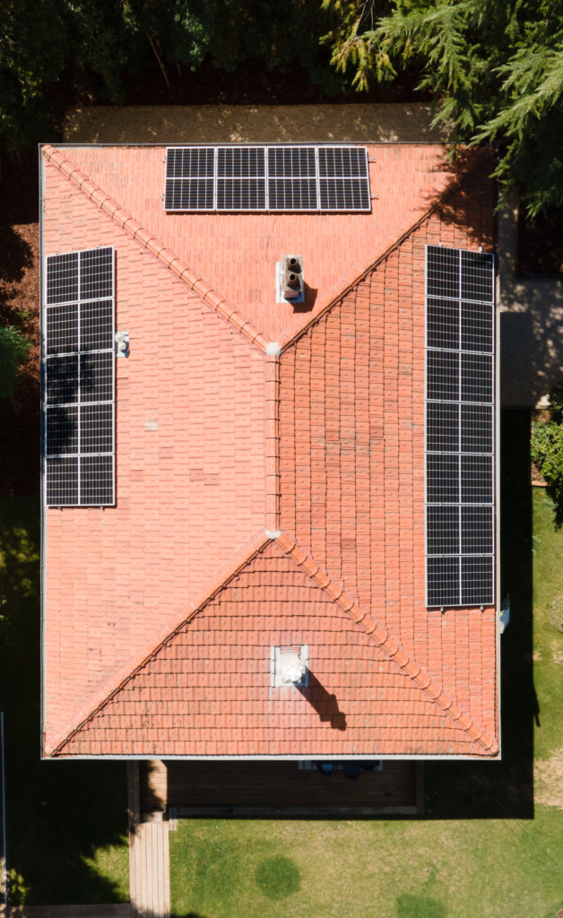 Photo vue du ciel d'une maison équipée de panneaux solaires