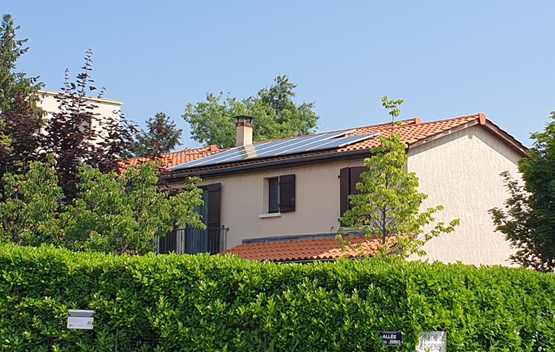 photo de maison équipée d'une installation photovoltaïque 