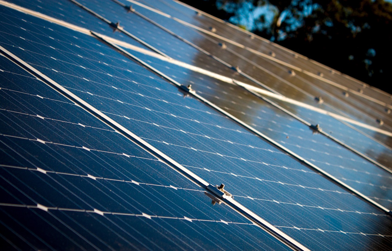 Photo de panneaux solaires photovoltaïques installés sur le toit d'une entreprise