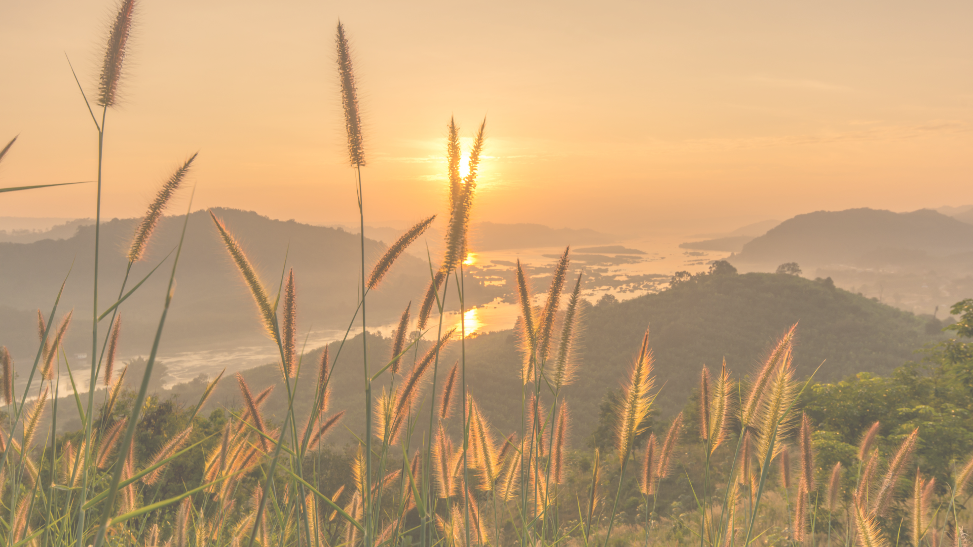 Photo d'un paysage avec un couché de soleil