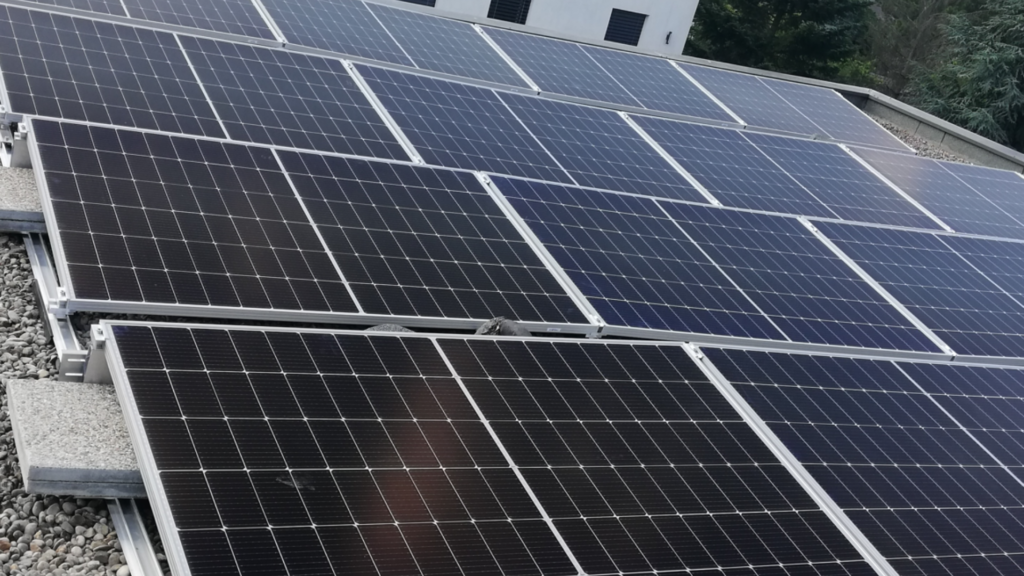 Installation d'un système photovoltaïque sur le toit d'une entreprise dans le Rhône.