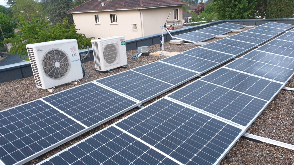 Installation de panneaux photovoltaïques sur le toit d'une entreprise dans le Rhône.