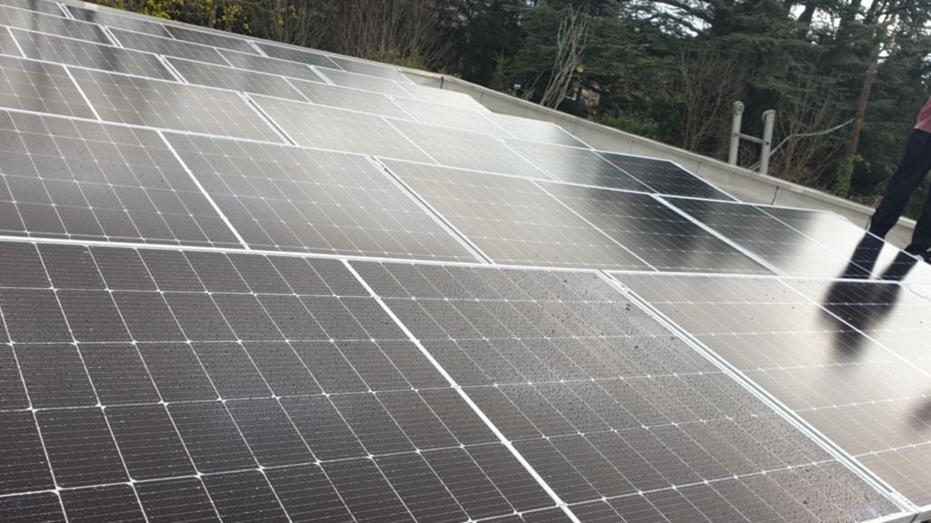 Installation de panneaux solaires sur le toit d'une entreprise dans le Rhône.