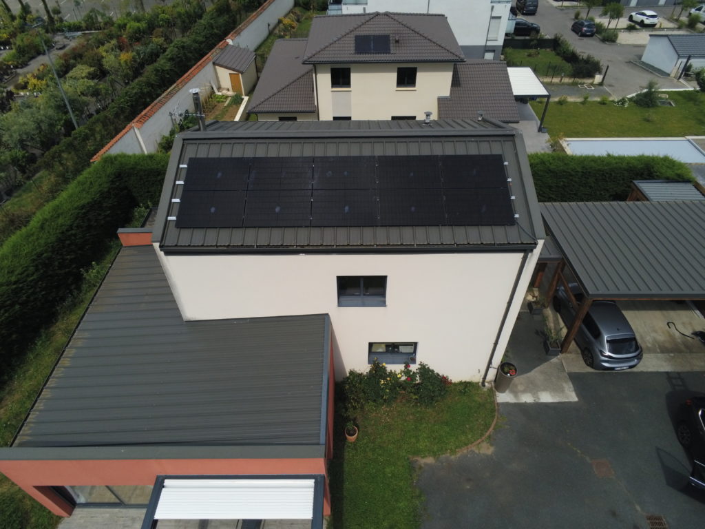 installation photovoltaïque installée sur le toit d'une maison à Lyon