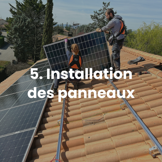 Photo d'installation des panneaux solaires sur el toit d'une maison réalisée par l'équipe ALPA Solaire