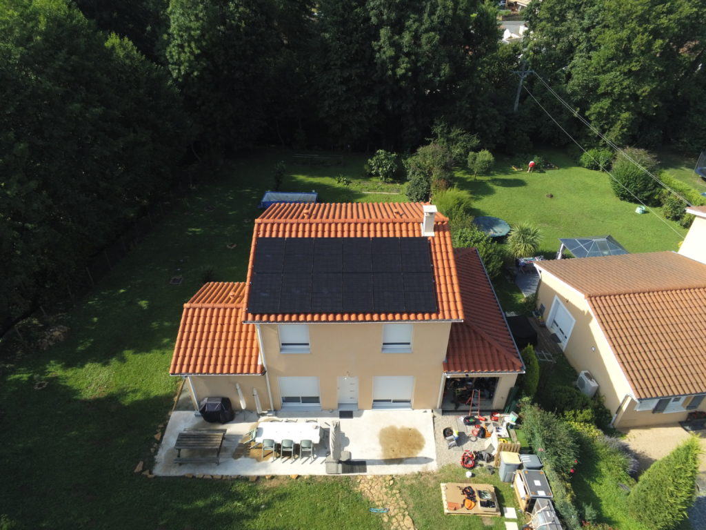 Maison équipée de 12 panneaux photovoltaïques