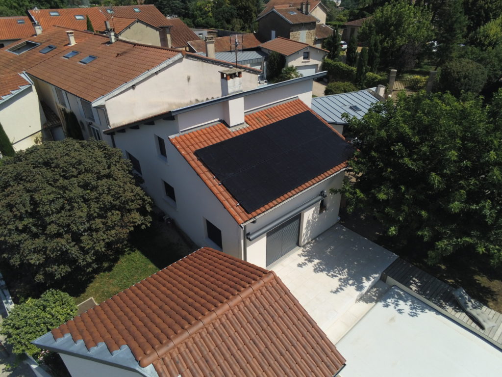 Maison équipée de 10 panneaux photovoltaïques